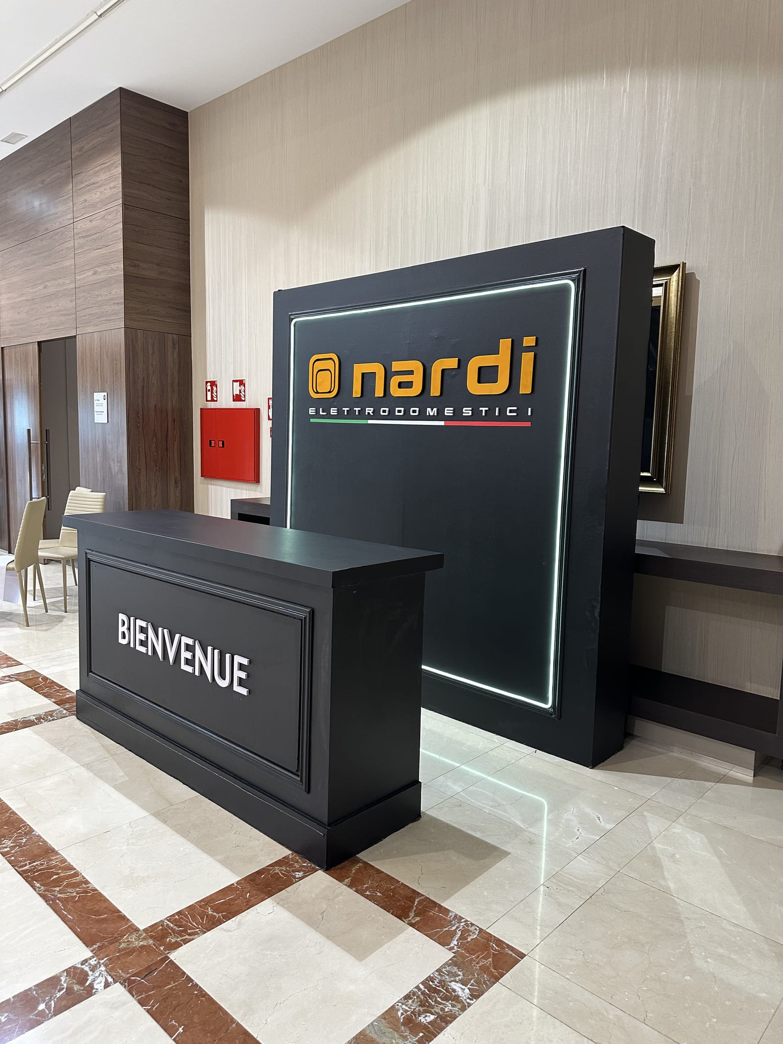 Comptoir d'accueil et enseigne rétroéclairée Nardi Elettrodomestici, un dispositif conçu et fabriqué par Lien Concept