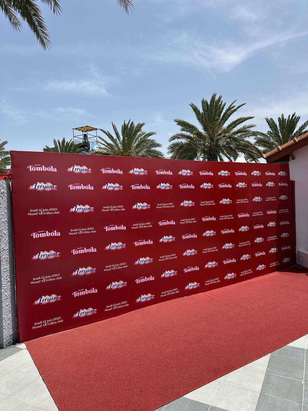 Entrée de stand Leryam habillée d'un tapis rouge pour une tombola de marque