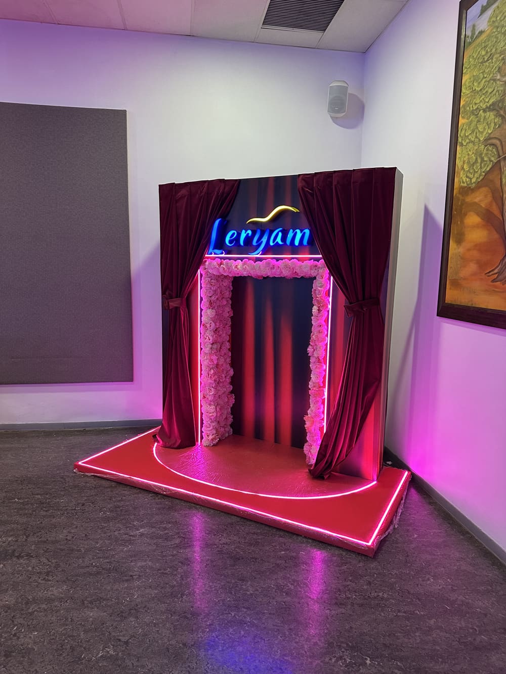 Photobooth Leryam avec arche florale et éclairage néon