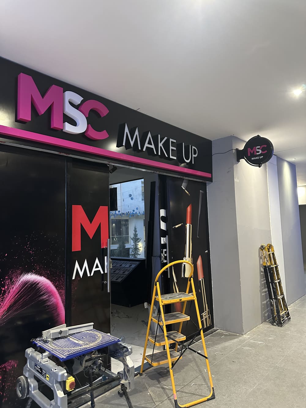 Enseigne lumineuse et vitrine de la boutique MSC Make Up