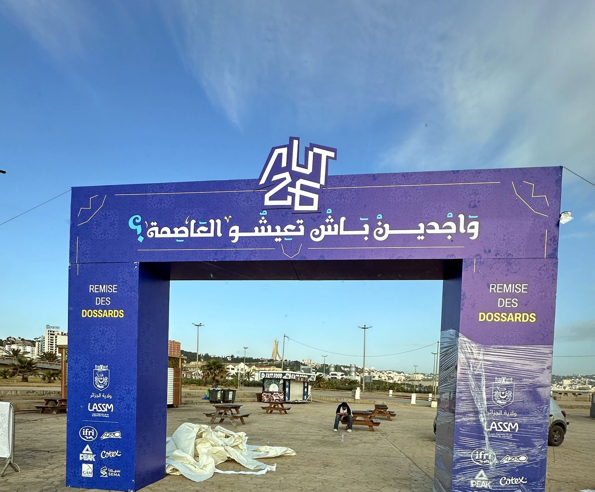 Arche de remise des dossards de l'événement Alger 2026
