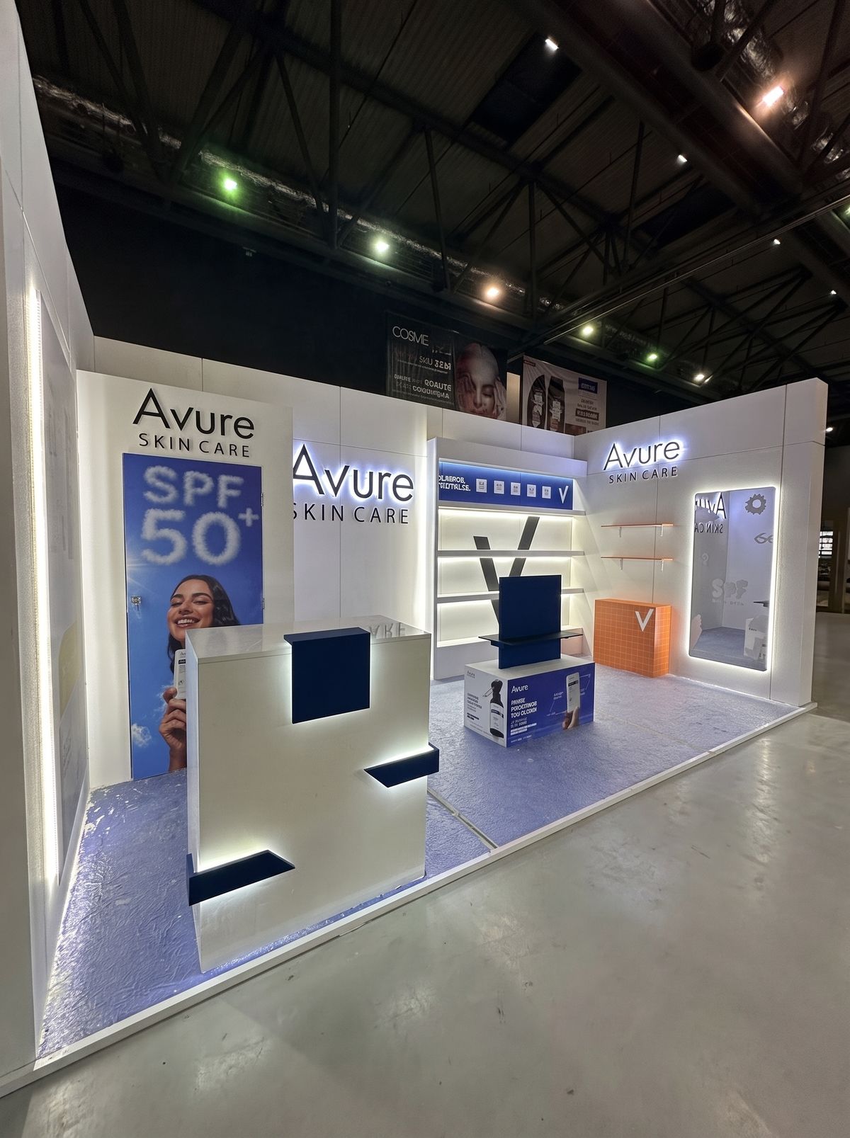 Stand Avure Skin Care en enfilade, cloisons blanches rétroéclairées, salon beauté Alger