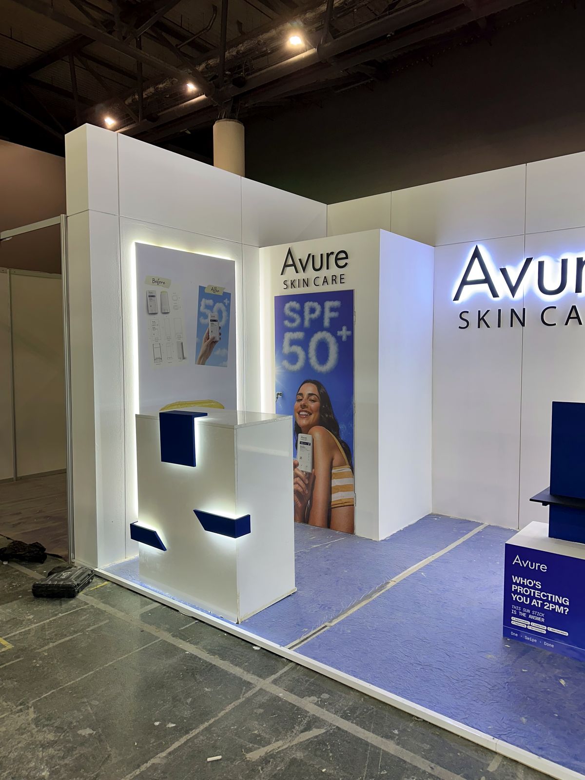 Stand Avure Skin Care vu d'angle, niches lumineuses et signalétique