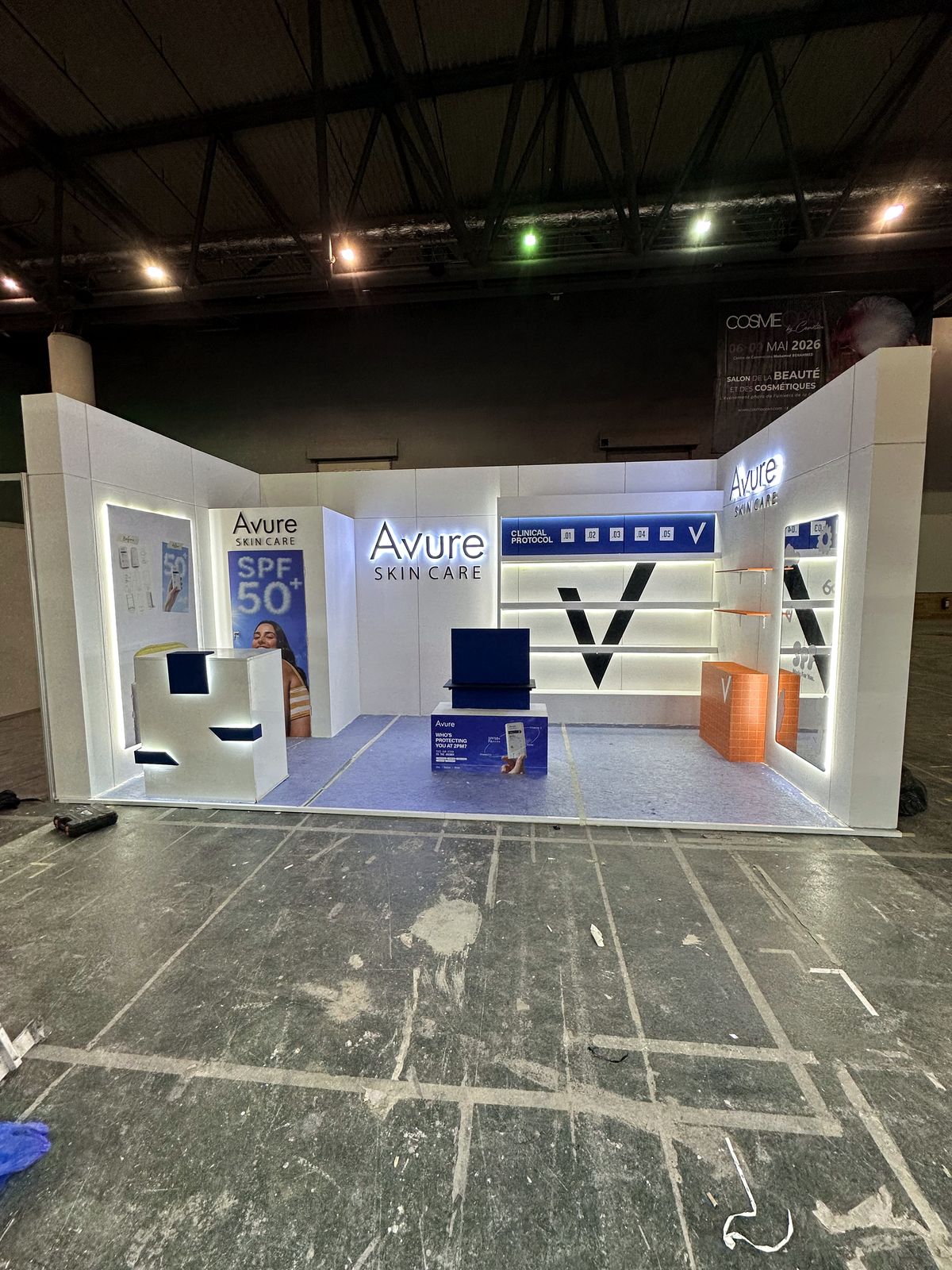Vue frontale du stand Avure Skin Care avec visuel de campagne SPF 50+