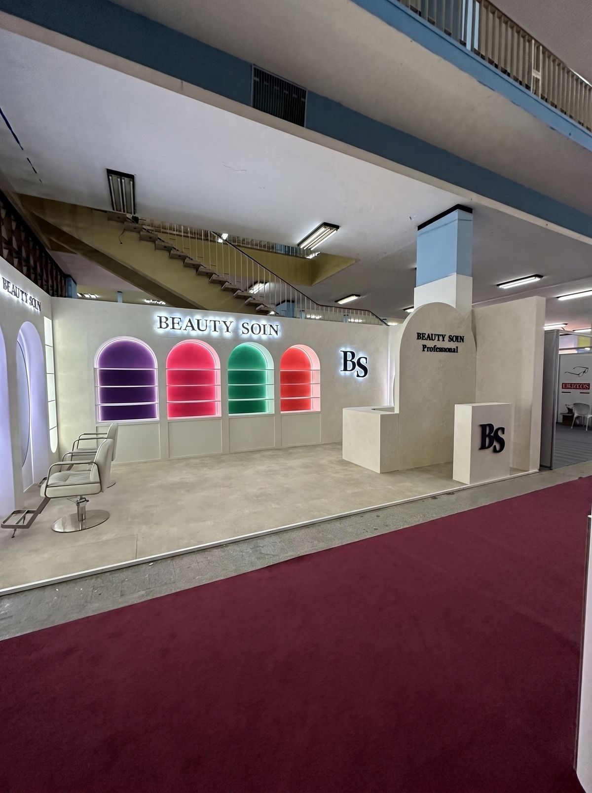 Vue large du stand Beauty Soin Professional et de ses arches présentoirs