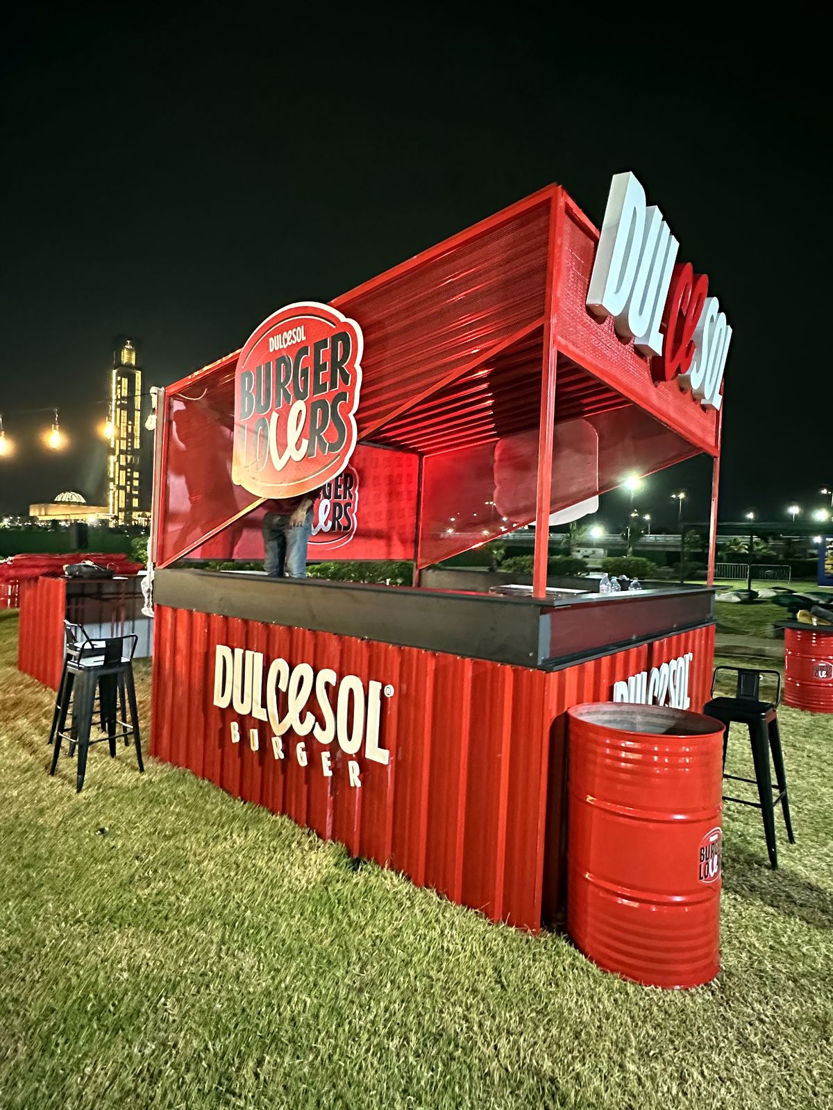 Bar Burger Lovers en container avec fûts et tabourets hauts