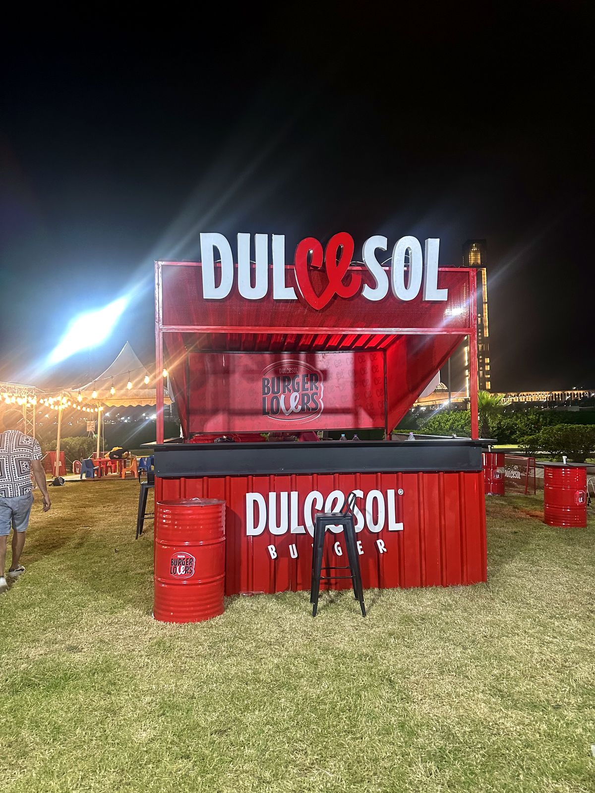 Bar container Dulcesol avec enseigne rétroéclairée, village de marque de nuit