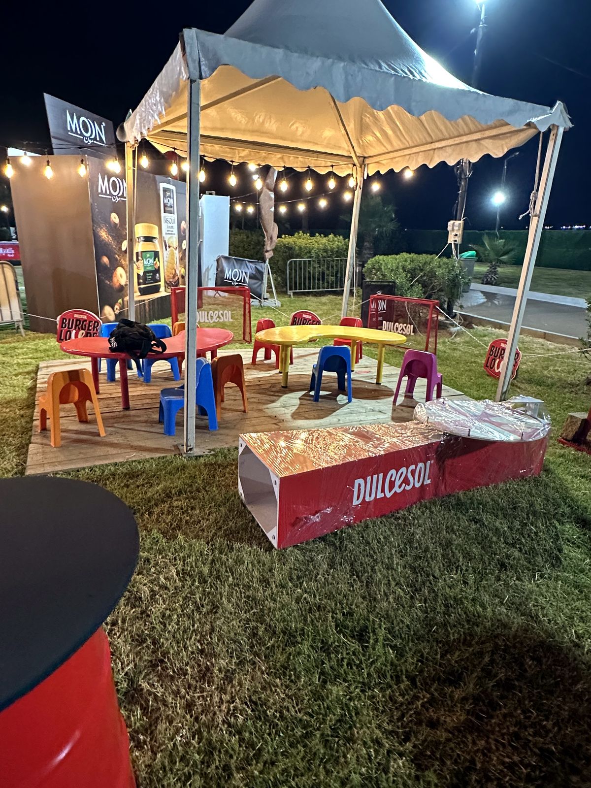Espace enfants sous chapiteau avec mobilier coloré, activation Dulcesol