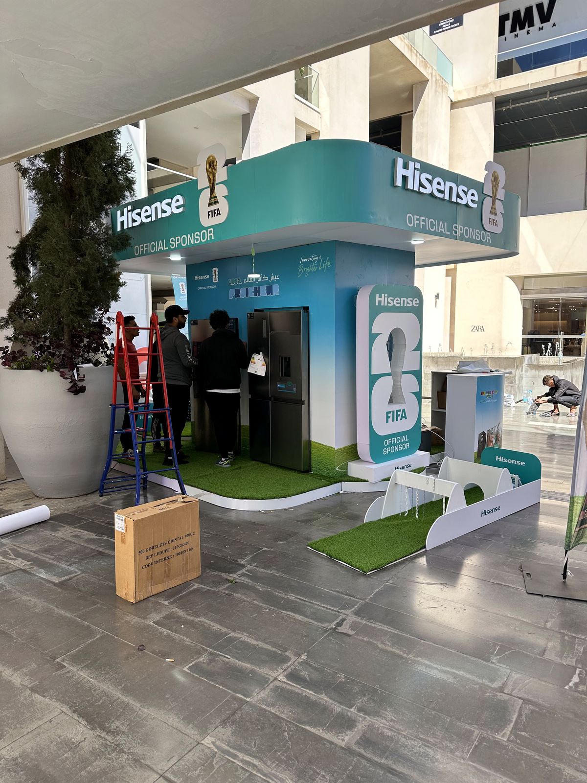 Montage du corner Hisense par les équipes Lien Concept