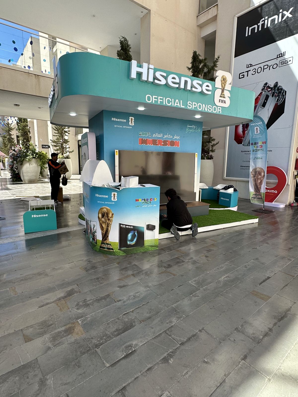 Le corner Hisense vu depuis la galerie du centre commercial