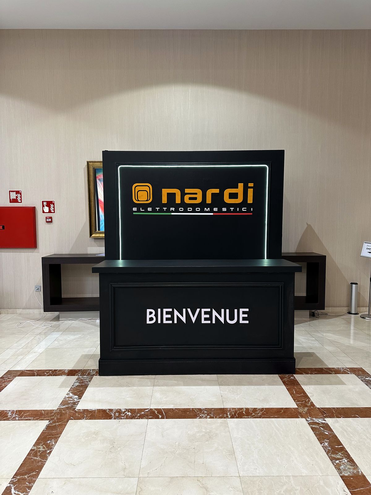 Comptoir d'accueil Nardi et mur lumineux, vue frontale