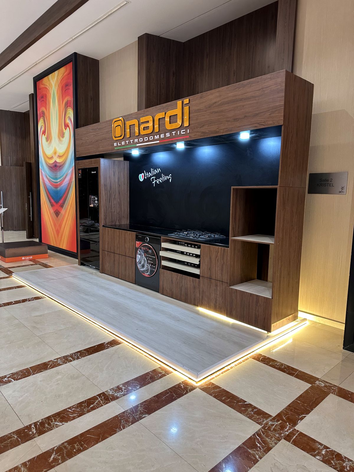 Corner Nardi Elettrodomestici vu de face avec panneaux graphiques rétroéclairés