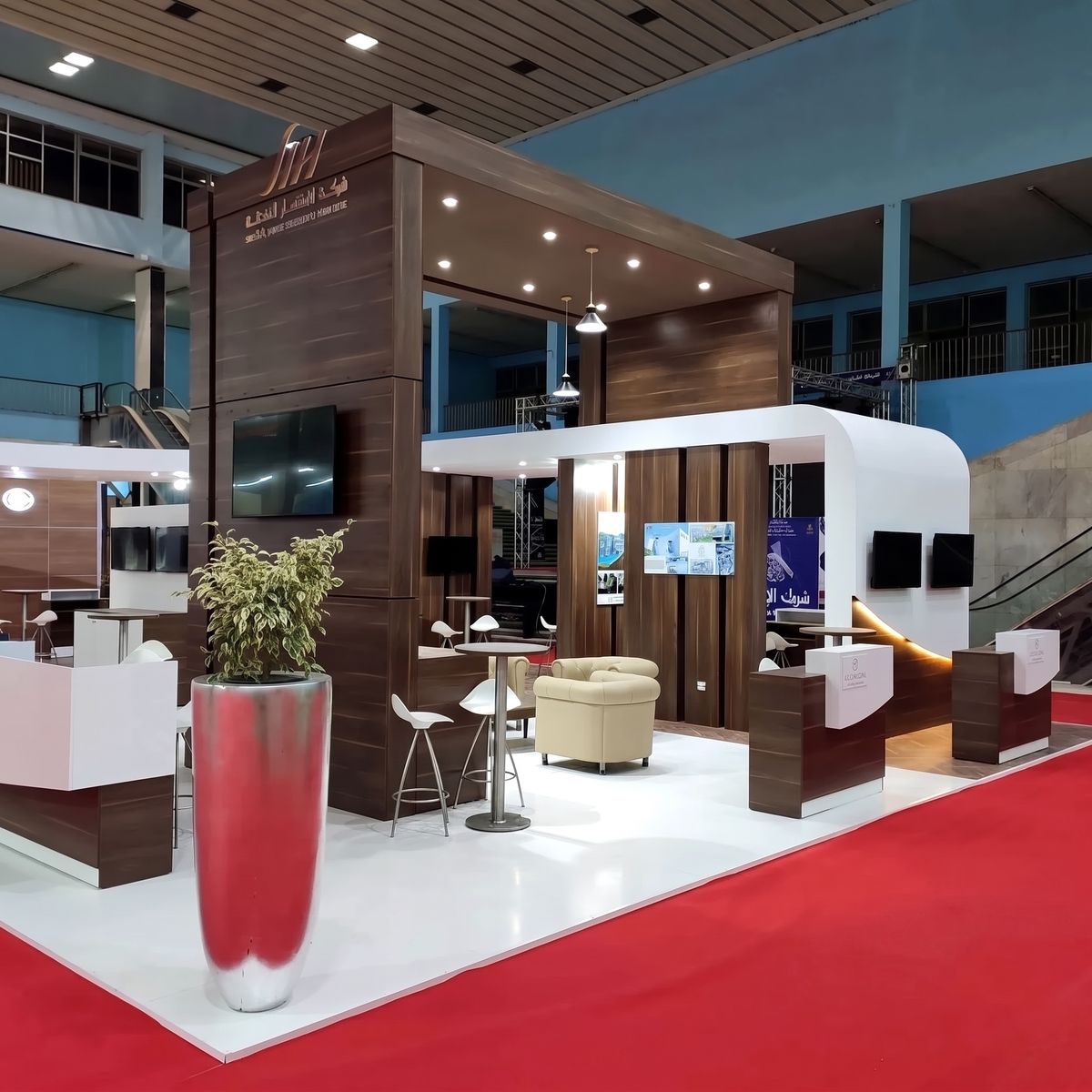 Stand Sheraton en salon professionnel à Alger, espace de réception et comptoirs d'accueil