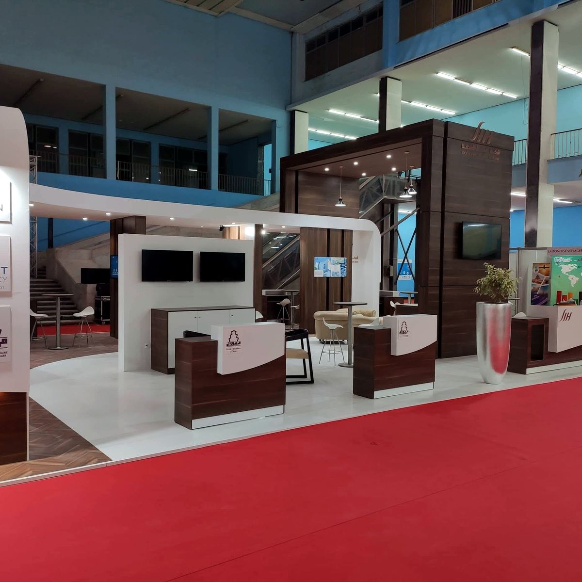 Stand hôtelier vu d'angle depuis l'allée du salon