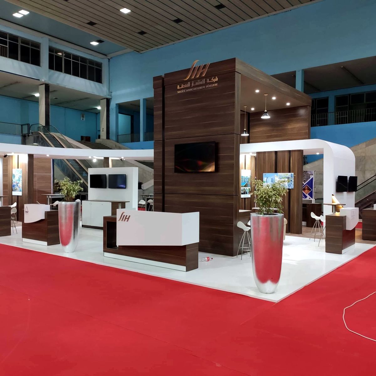Vue frontale du stand Sheraton avec façade en placage bois et enseigne